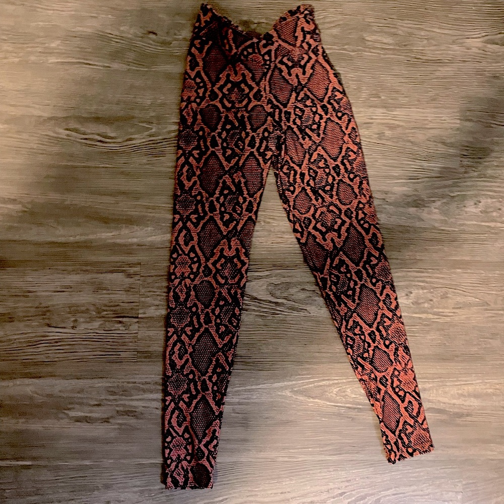 Red Lici fit v cut leggings size small